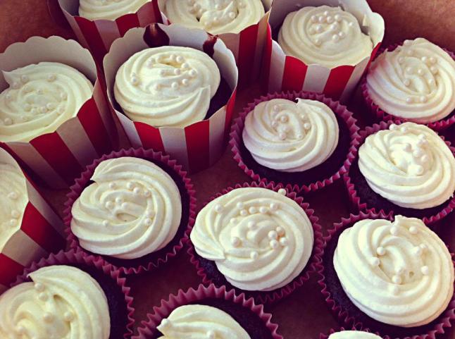 red velvet cupcakes with cream cheese frosting2